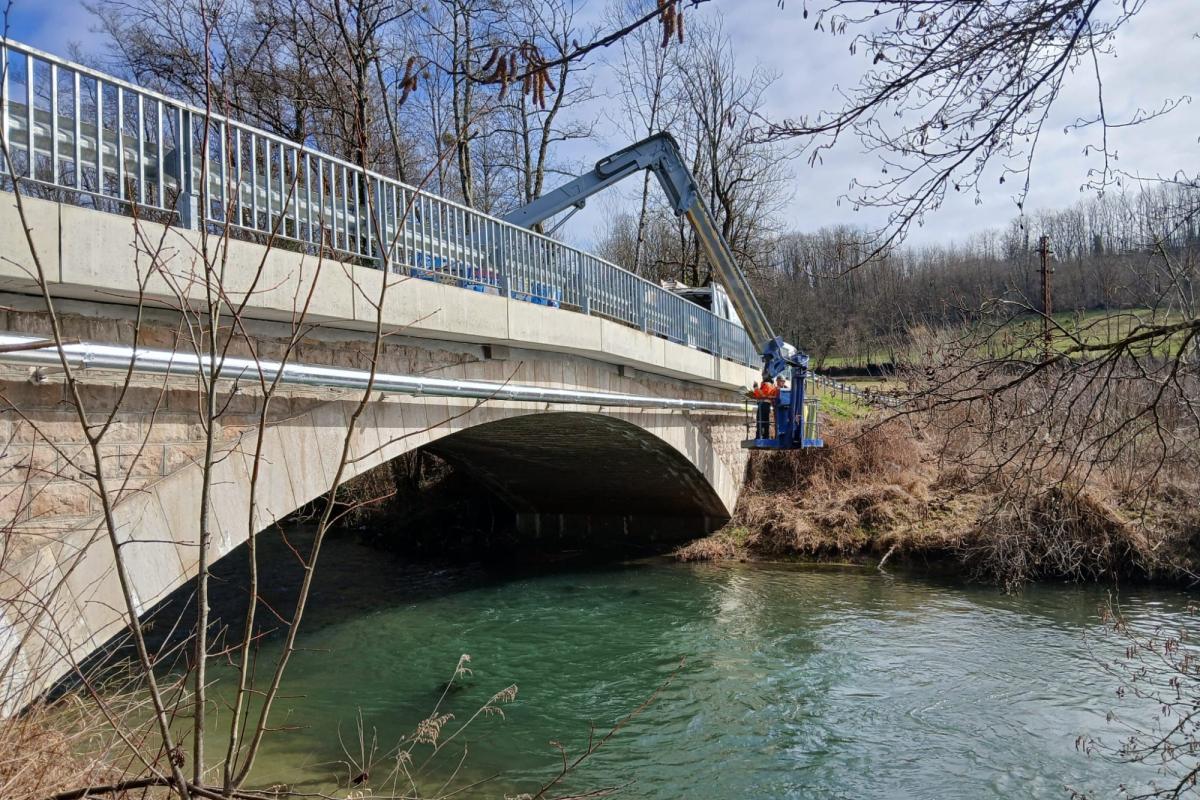 POSE D'UNE CONDUITE INOX SUR OUVRAGE D'ART - BUGEY